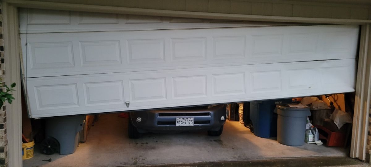 4 Emergency Garage Door Repairs to Leave to the Pros